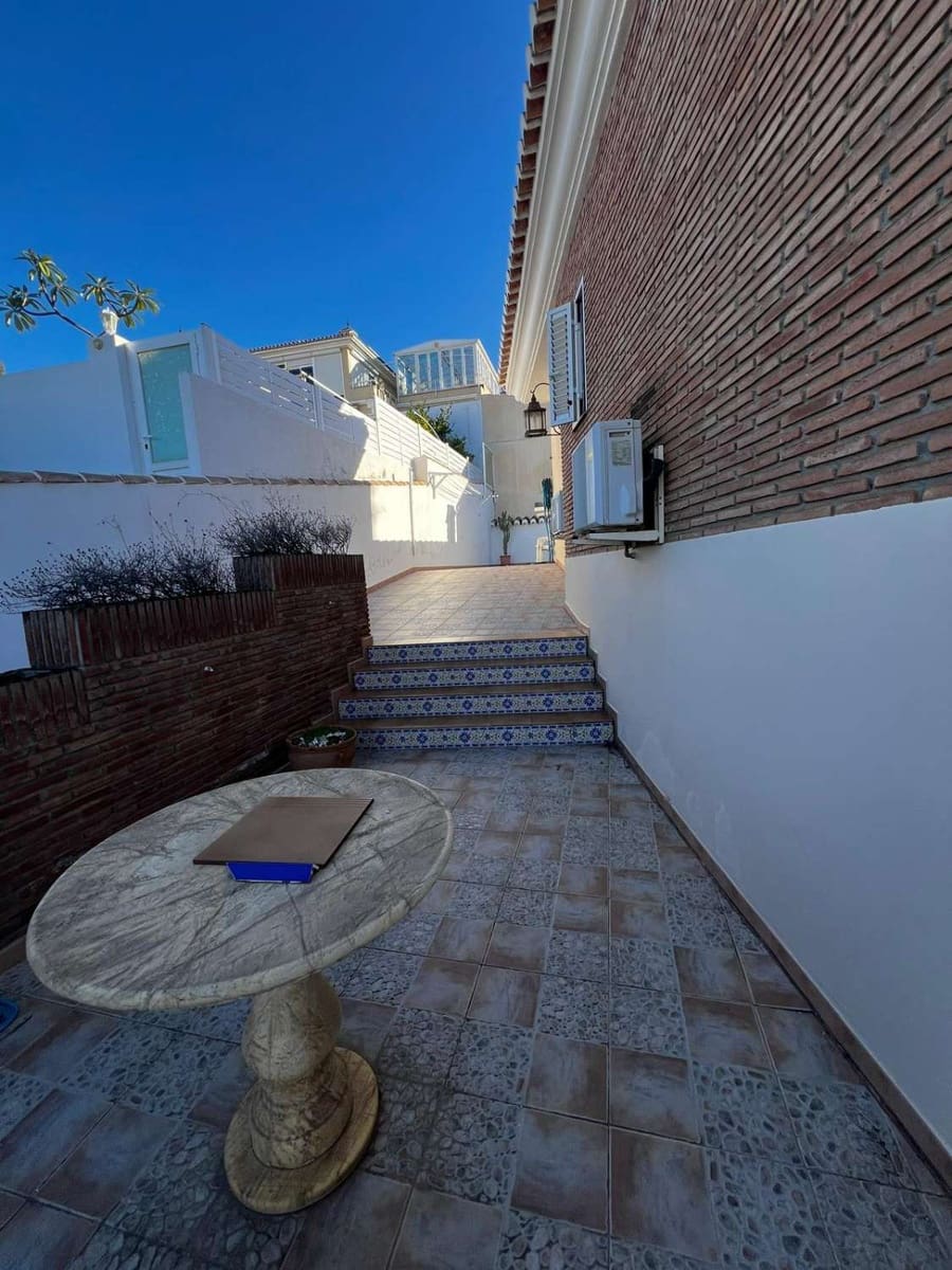 5 bedroom Villa for sale in Caleta de Velez with garage - € 850,000 (Ref: 10011838)