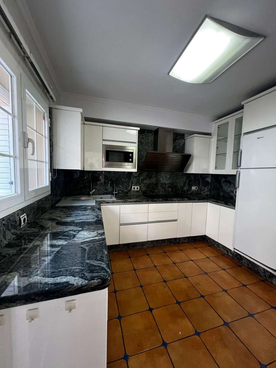 5 bedroom Villa for sale in Caleta de Velez with garage - € 850,000 (Ref: 10011838)