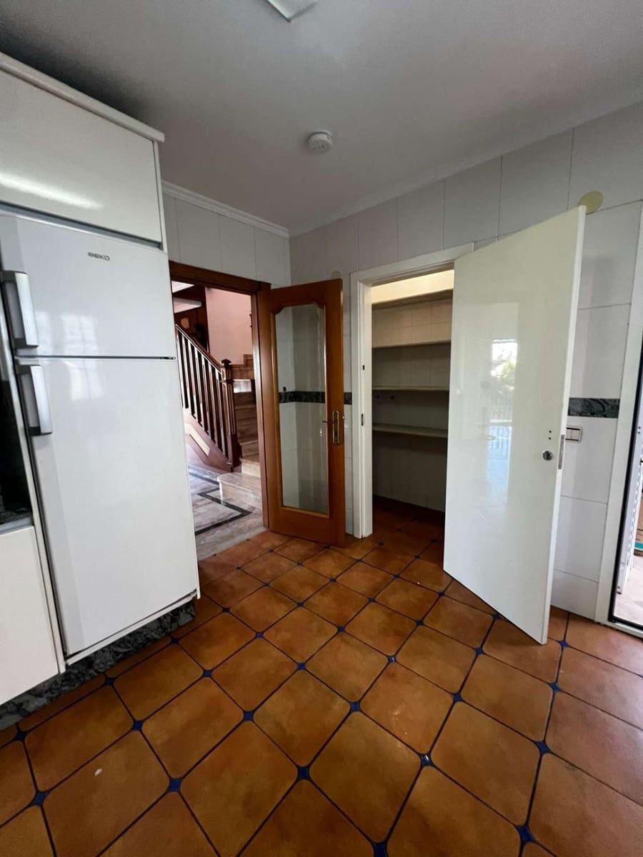 5 bedroom Villa for sale in Caleta de Velez with garage - € 850,000 (Ref: 10011838)
