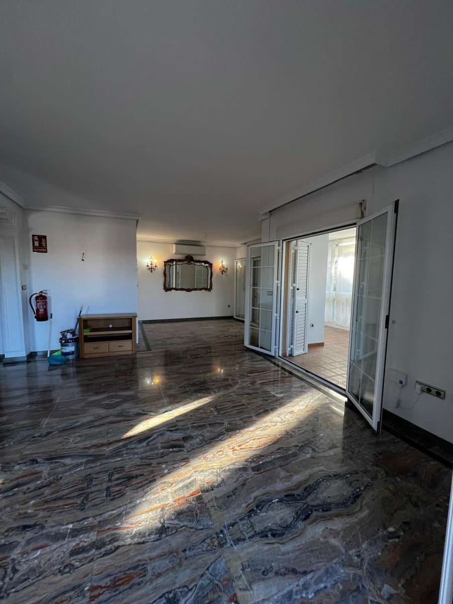 5 bedroom Villa for sale in Caleta de Velez with garage - € 850,000 (Ref: 10011838)