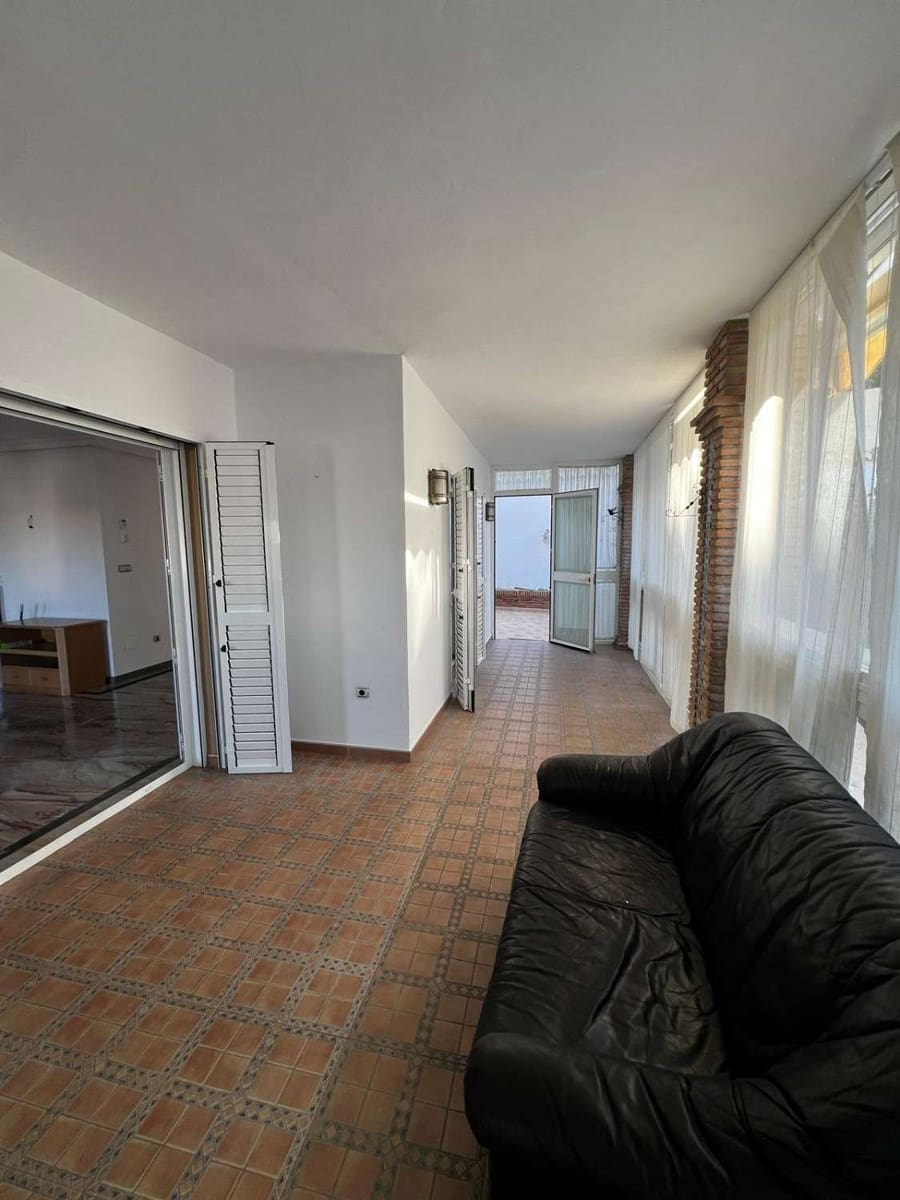 5 bedroom Villa for sale in Caleta de Velez with garage - € 850,000 (Ref: 10011838)