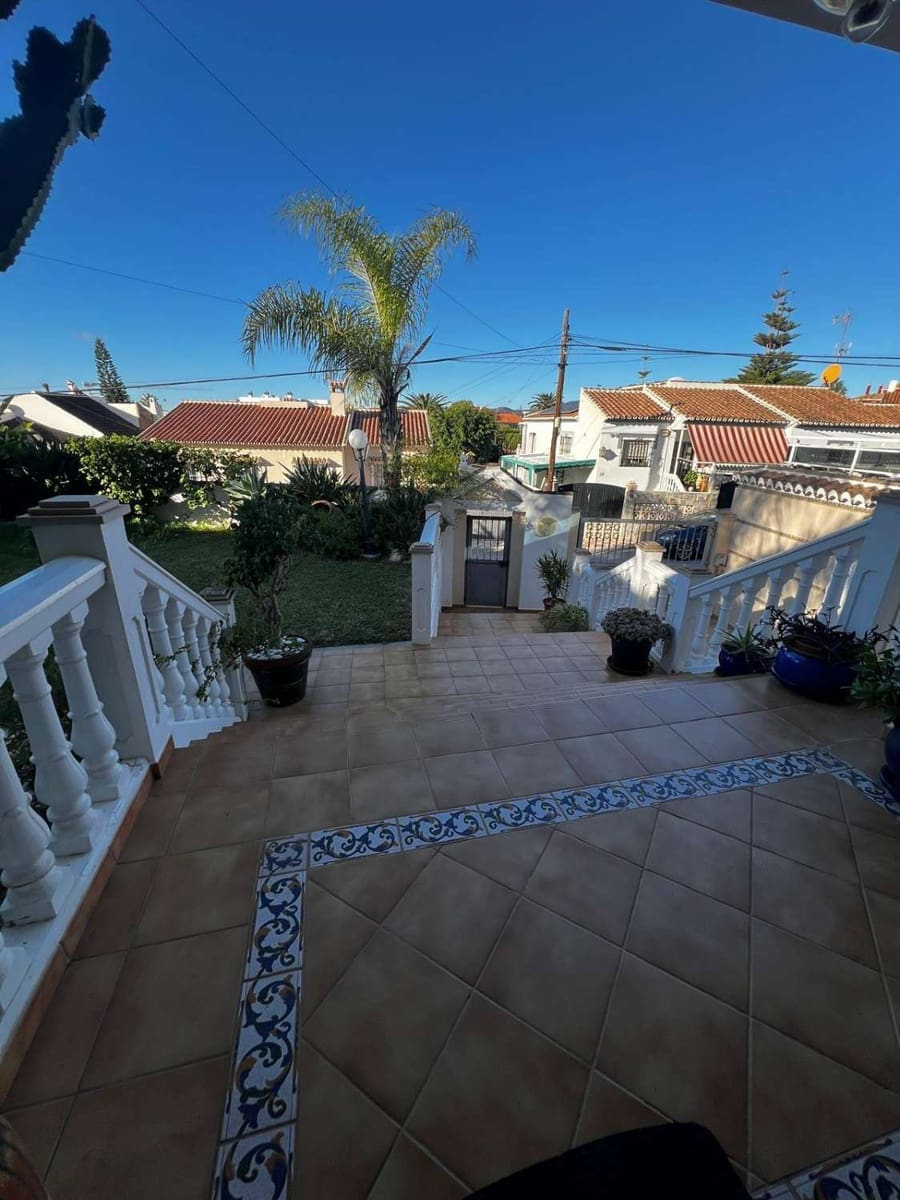 5 bedroom Villa for sale in Caleta de Velez with garage - € 850,000 (Ref: 10011838)