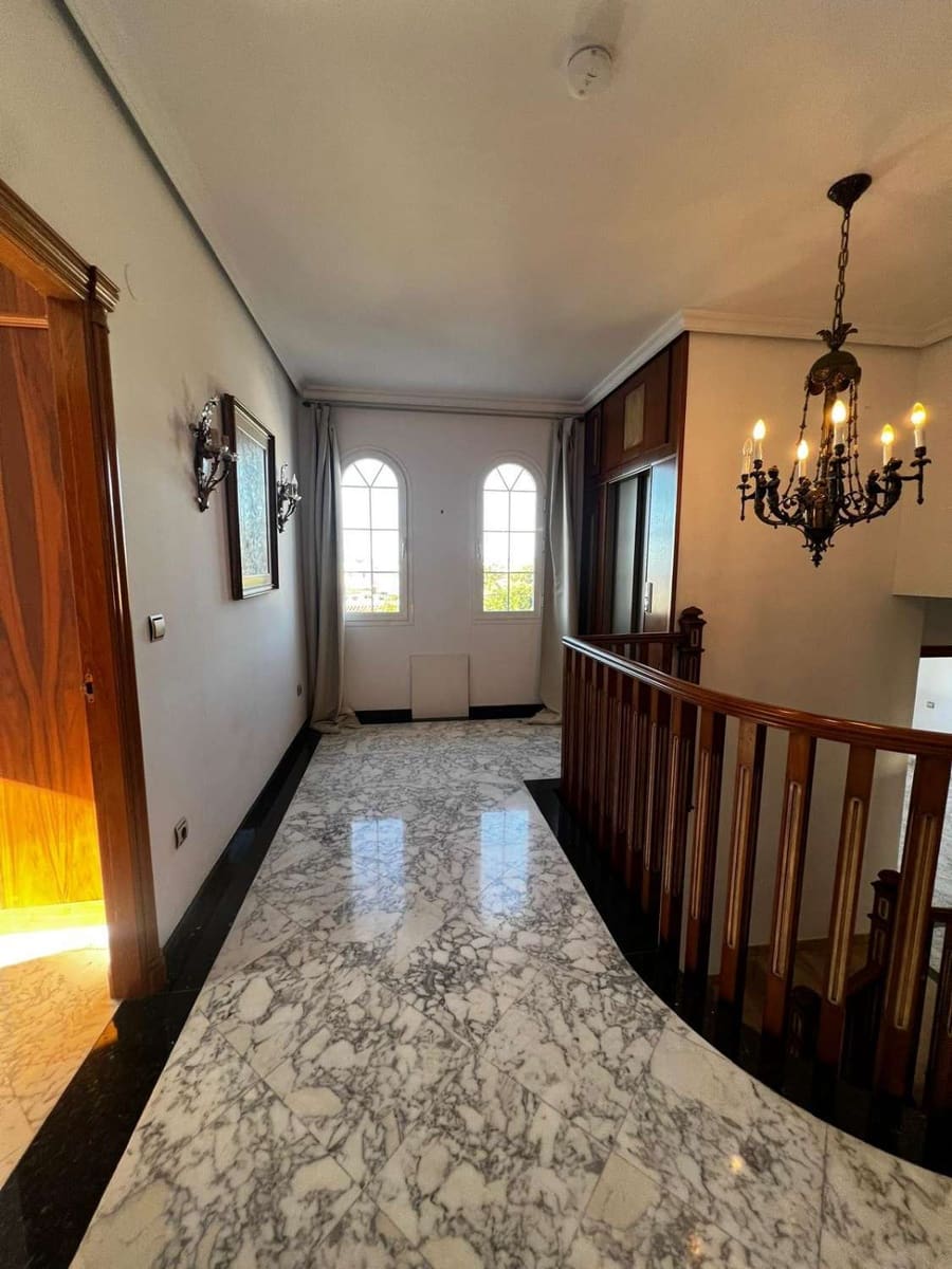5 bedroom Villa for sale in Caleta de Velez with garage - € 850,000 (Ref: 10011838)