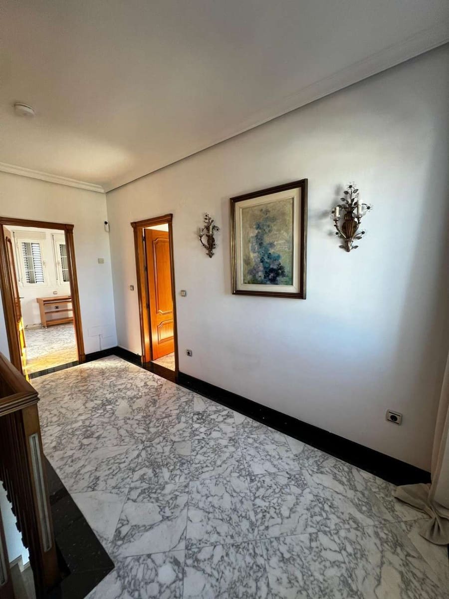 5 bedroom Villa for sale in Caleta de Velez with garage - € 850,000 (Ref: 10011838)