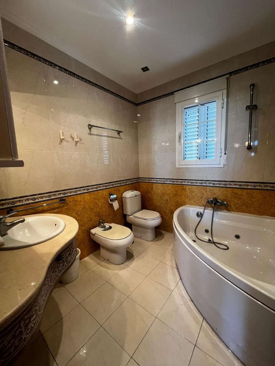 5 bedroom Villa for sale in Caleta de Velez with garage - € 850,000 (Ref: 10011838)