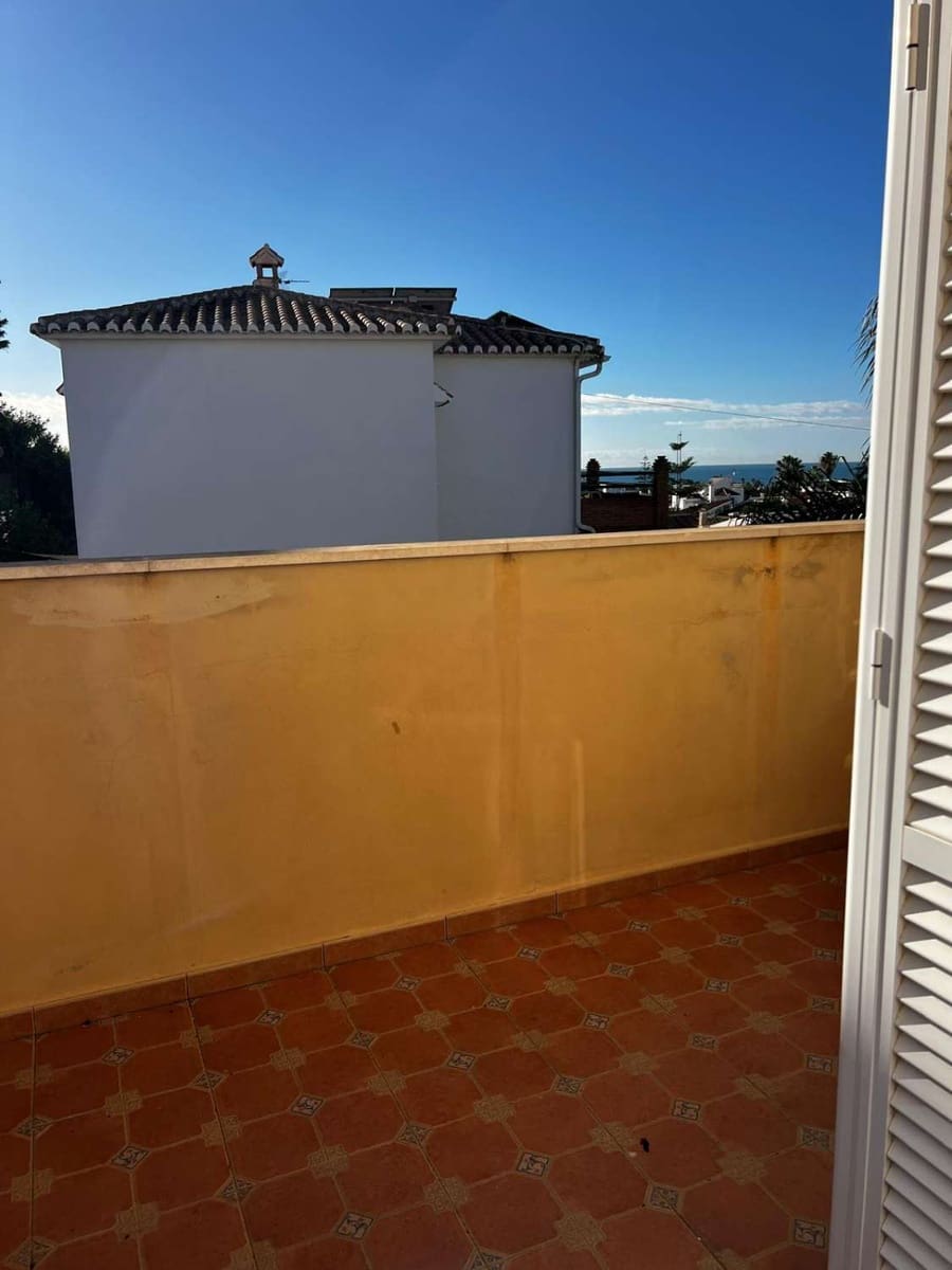 5 bedroom Villa for sale in Caleta de Velez with garage - € 850,000 (Ref: 10011838)