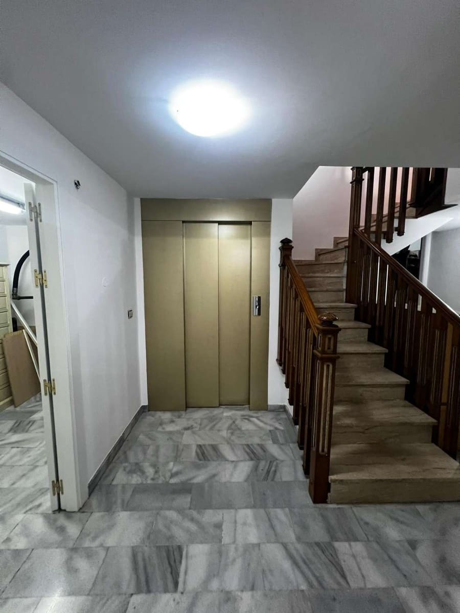 5 bedroom Villa for sale in Caleta de Velez with garage - € 850,000 (Ref: 10011838)