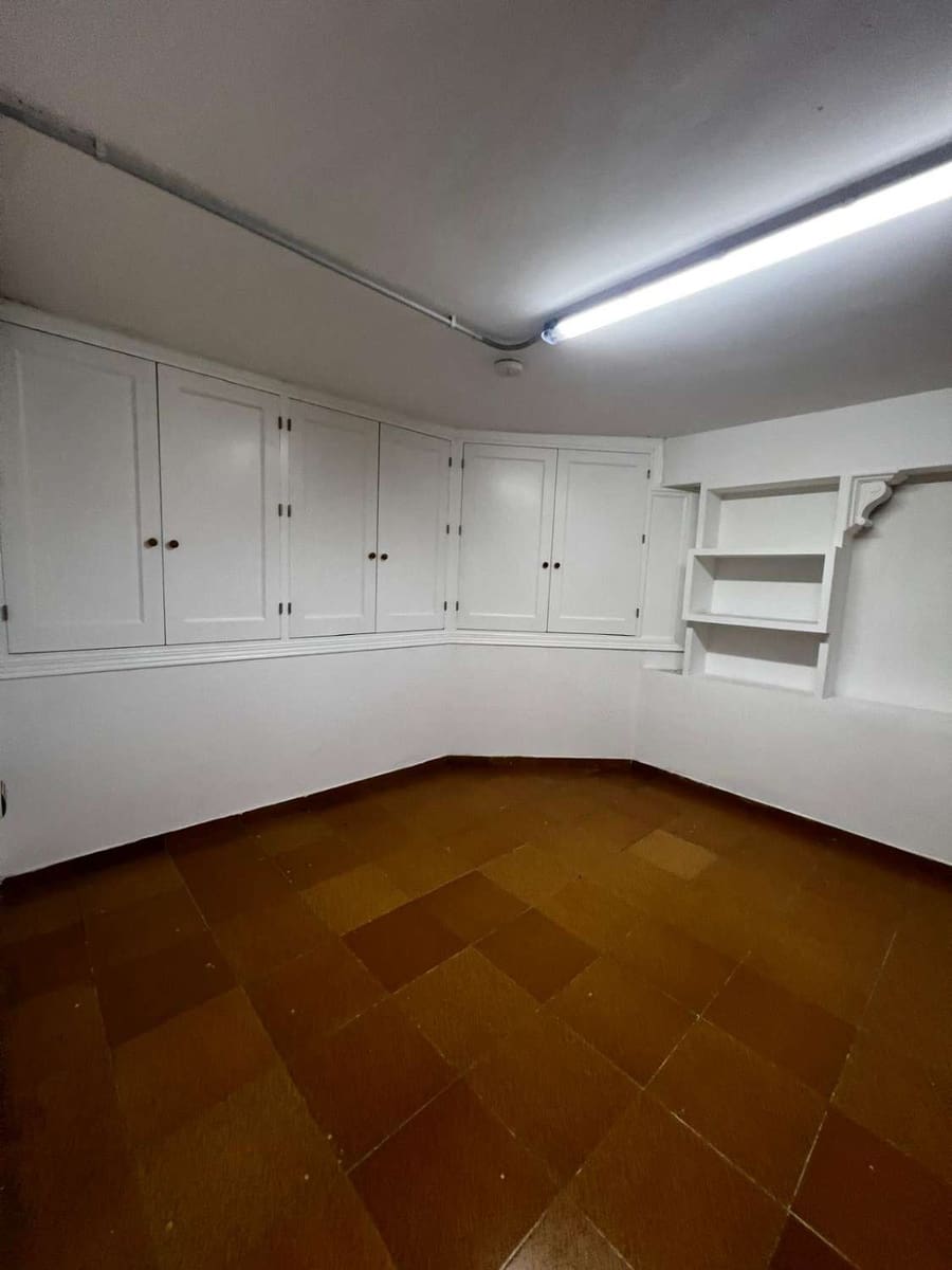 5 bedroom Villa for sale in Caleta de Velez with garage - € 850,000 (Ref: 10011838)