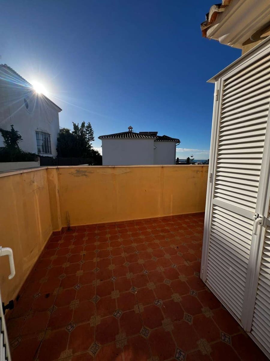 5 bedroom Villa for sale in Caleta de Velez with garage - € 850,000 (Ref: 10011838)