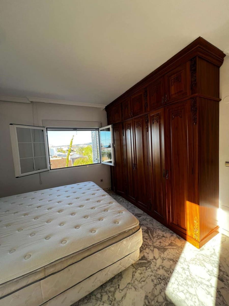 5 bedroom Villa for sale in Caleta de Velez with garage - € 850,000 (Ref: 10011838)