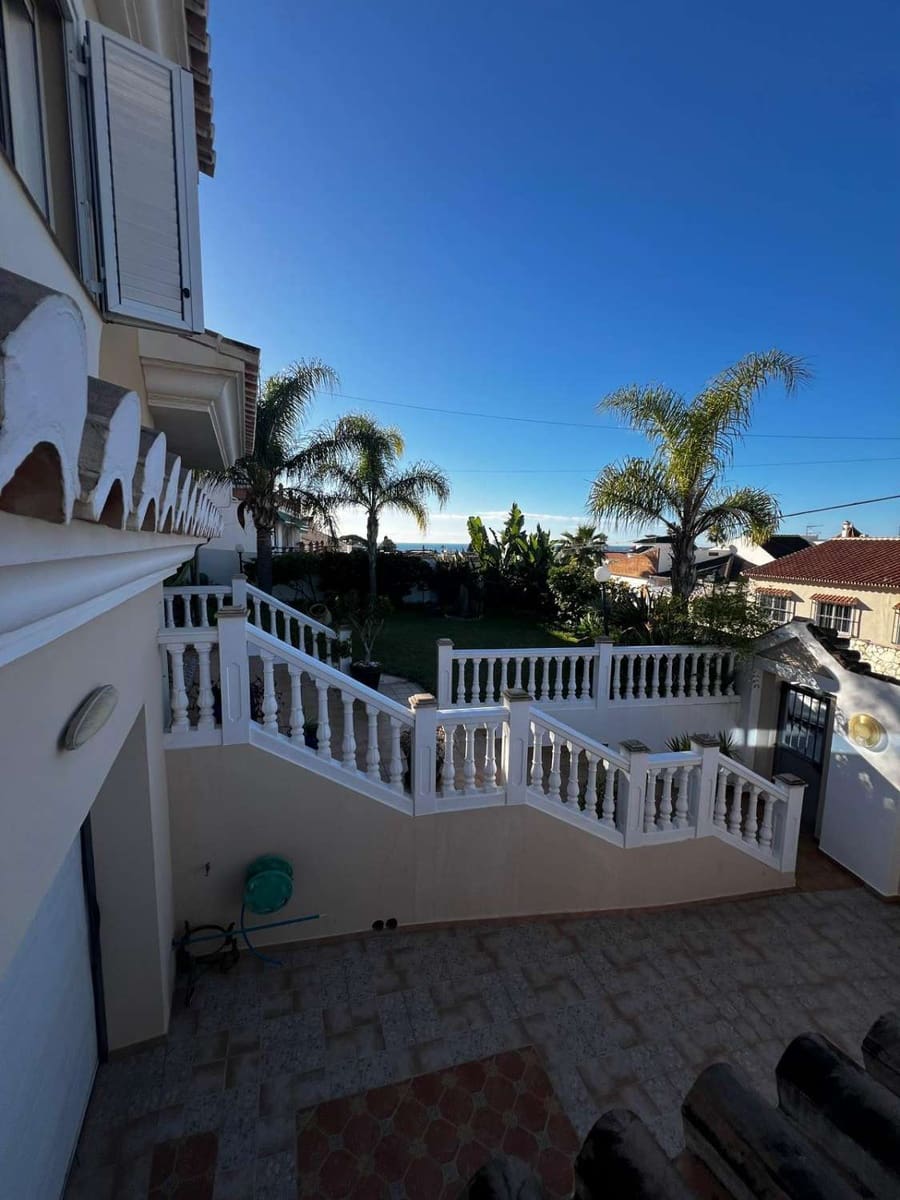 5 bedroom Villa for sale in Caleta de Velez with garage - € 850,000 (Ref: 10011838)