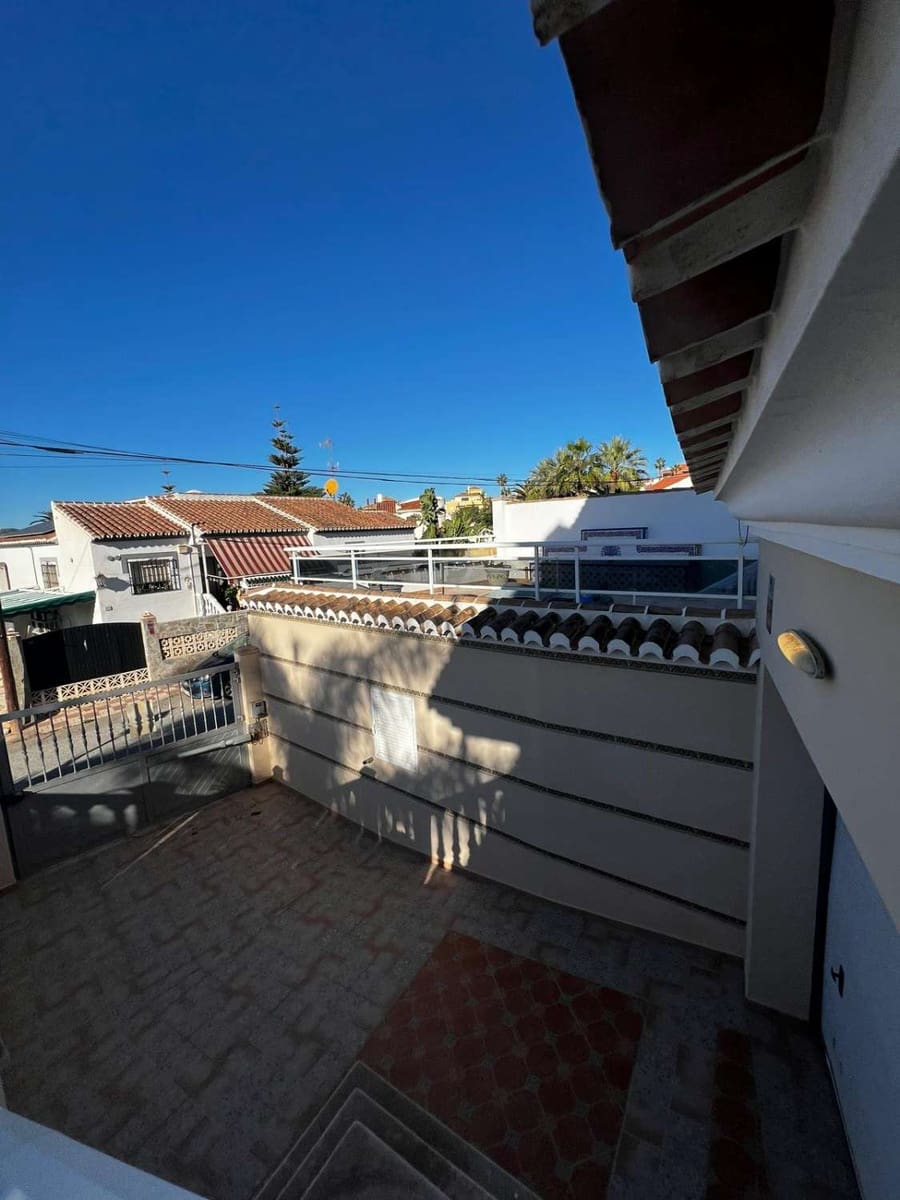 5 bedroom Villa for sale in Caleta de Velez with garage - € 850,000 (Ref: 10011838)