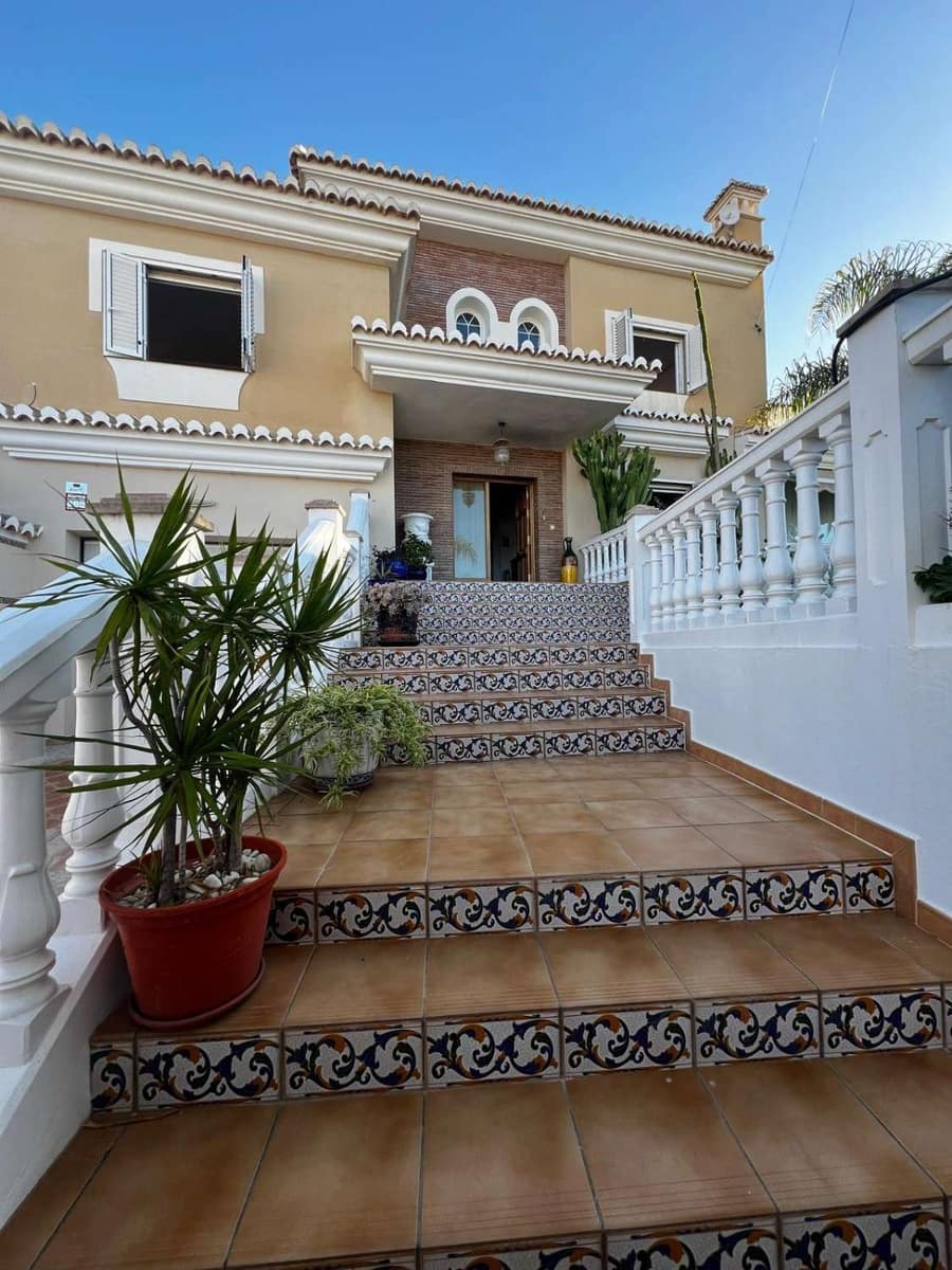 5 bedroom Villa for sale in Caleta de Velez with garage - € 850,000 (Ref: 10011838)