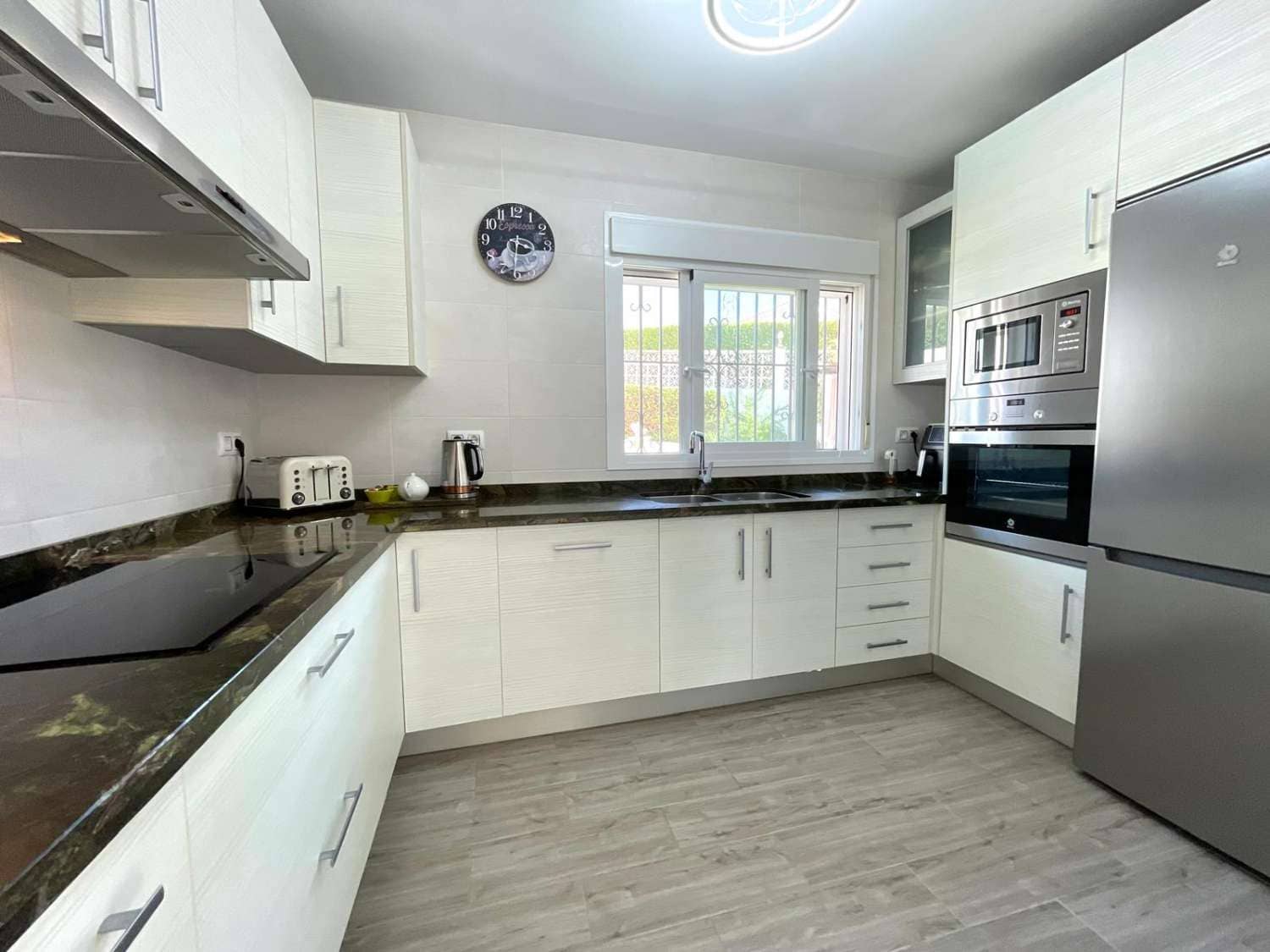 3 chambre Villa/Maison à vendre à Caleta de Velez avec piscine garage - 570 000 € (Ref: 10173129)