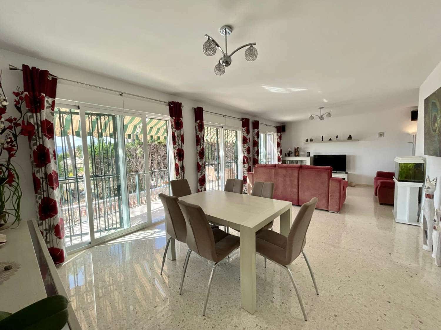 3 chambre Villa/Maison à vendre à Caleta de Velez avec piscine garage - 570 000 € (Ref: 10173129)