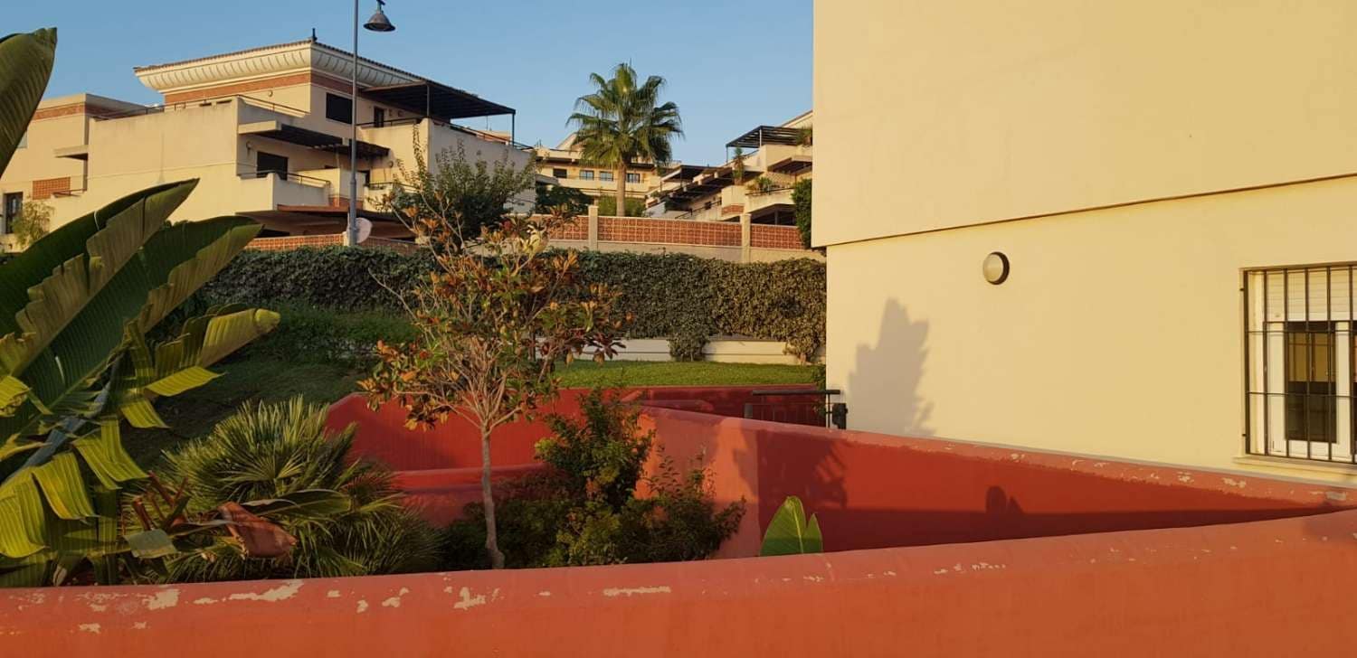 3 soveværelse Lejlighed til leje i Almayate med swimmingpool garage - € 900 (Ref: 8245098)
