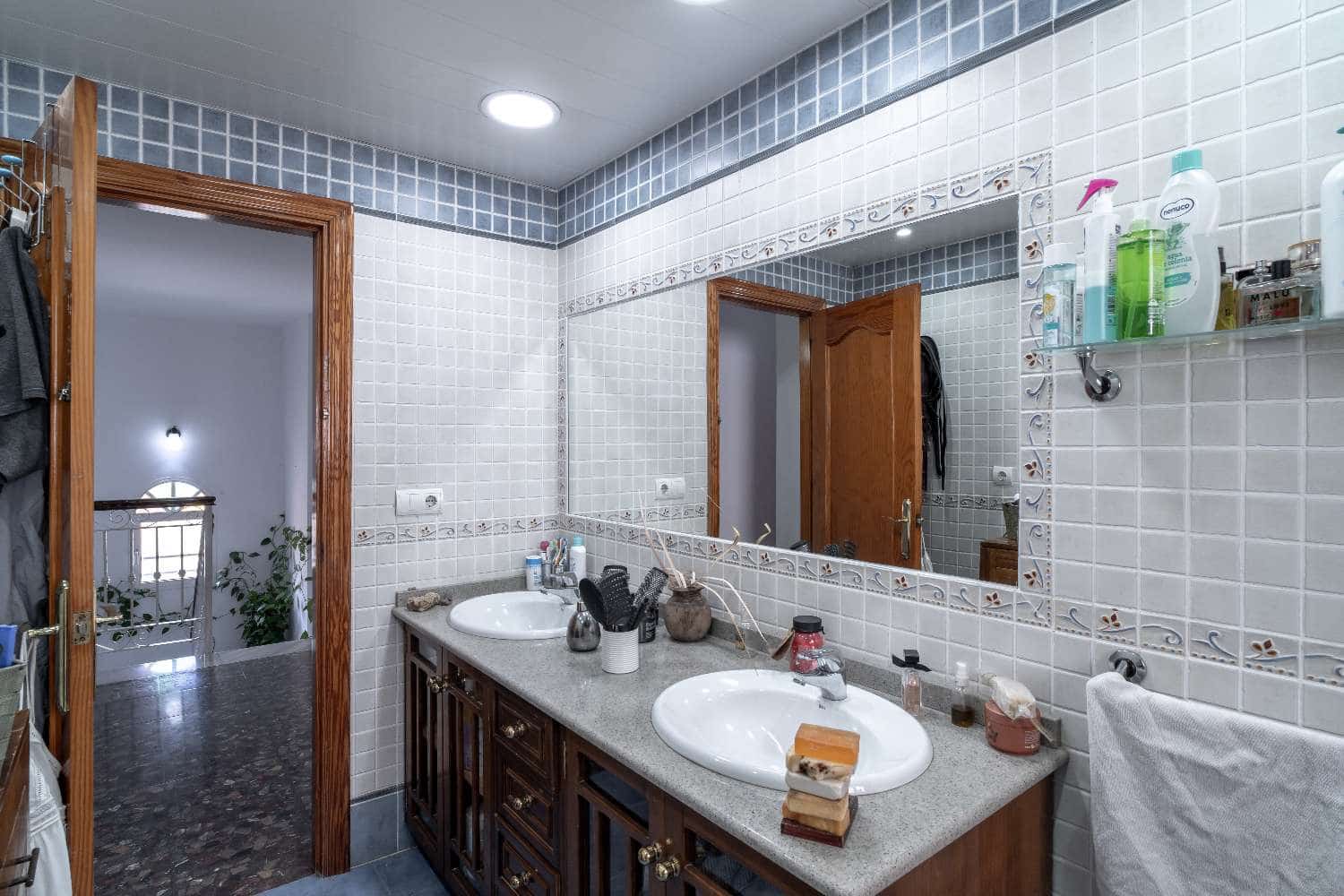 4 bedroom Terraced Villa for sale in Velez-Malaga with garage - € 370,000 (Ref: 8246877)