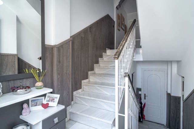 4 bedroom Terraced Villa for sale in Vélez-Málaga with garage - € 370,000 (Ref: 8246877)