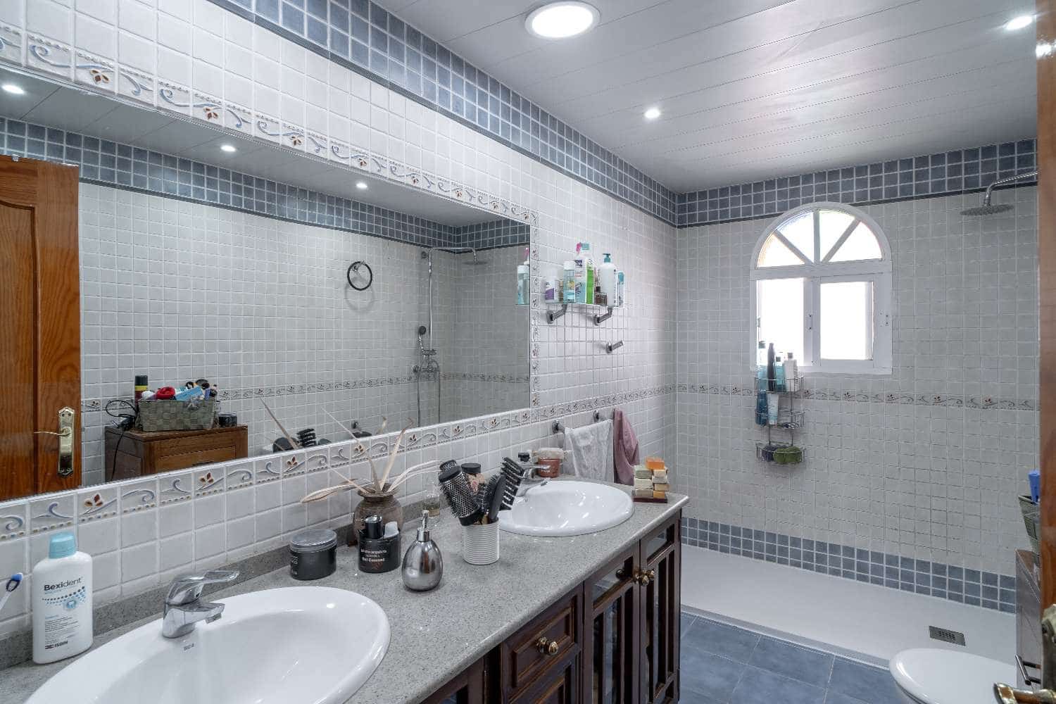 4 bedroom Terraced Villa for sale in Velez-Malaga with garage - € 370,000 (Ref: 8246877)