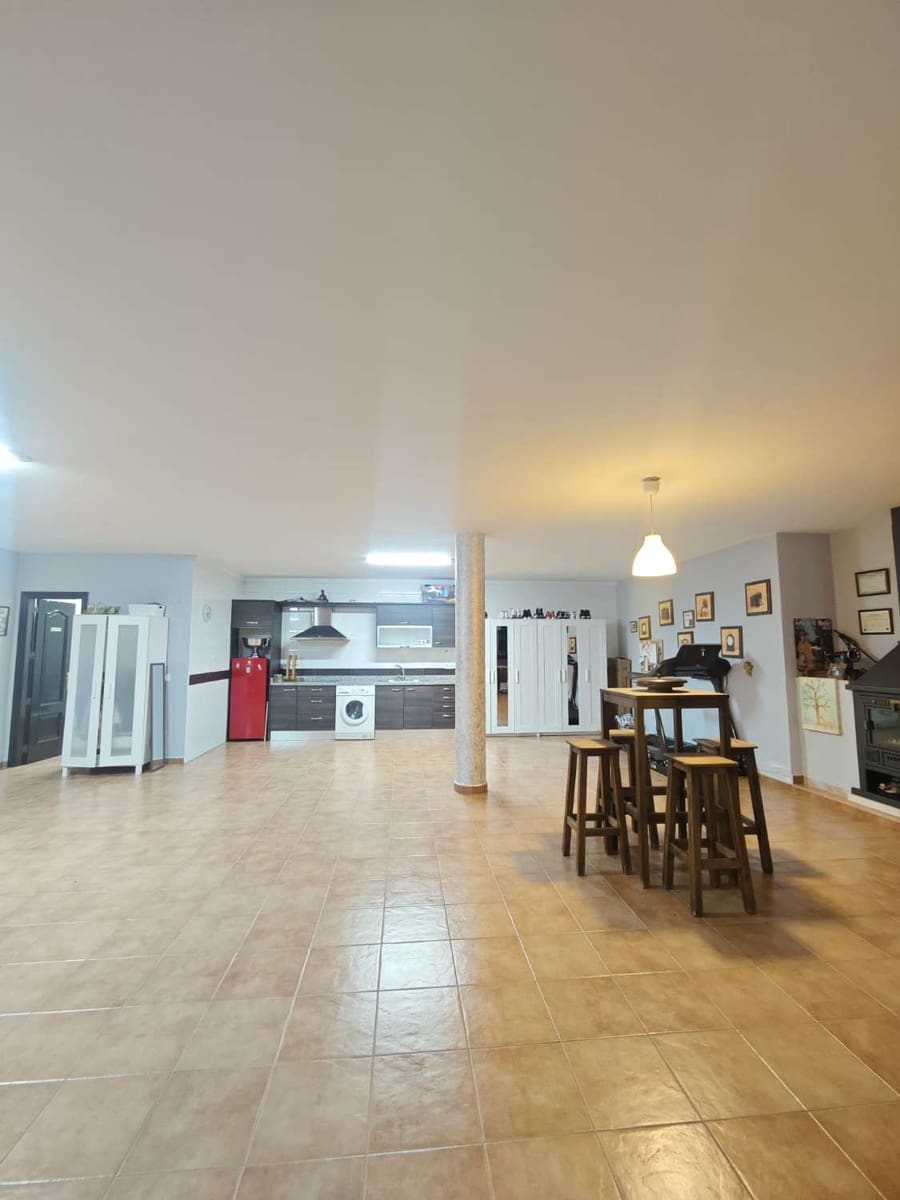 5 bedroom Villa for sale in Torrox with pool garage - € 800,000 (Ref: 8505559)