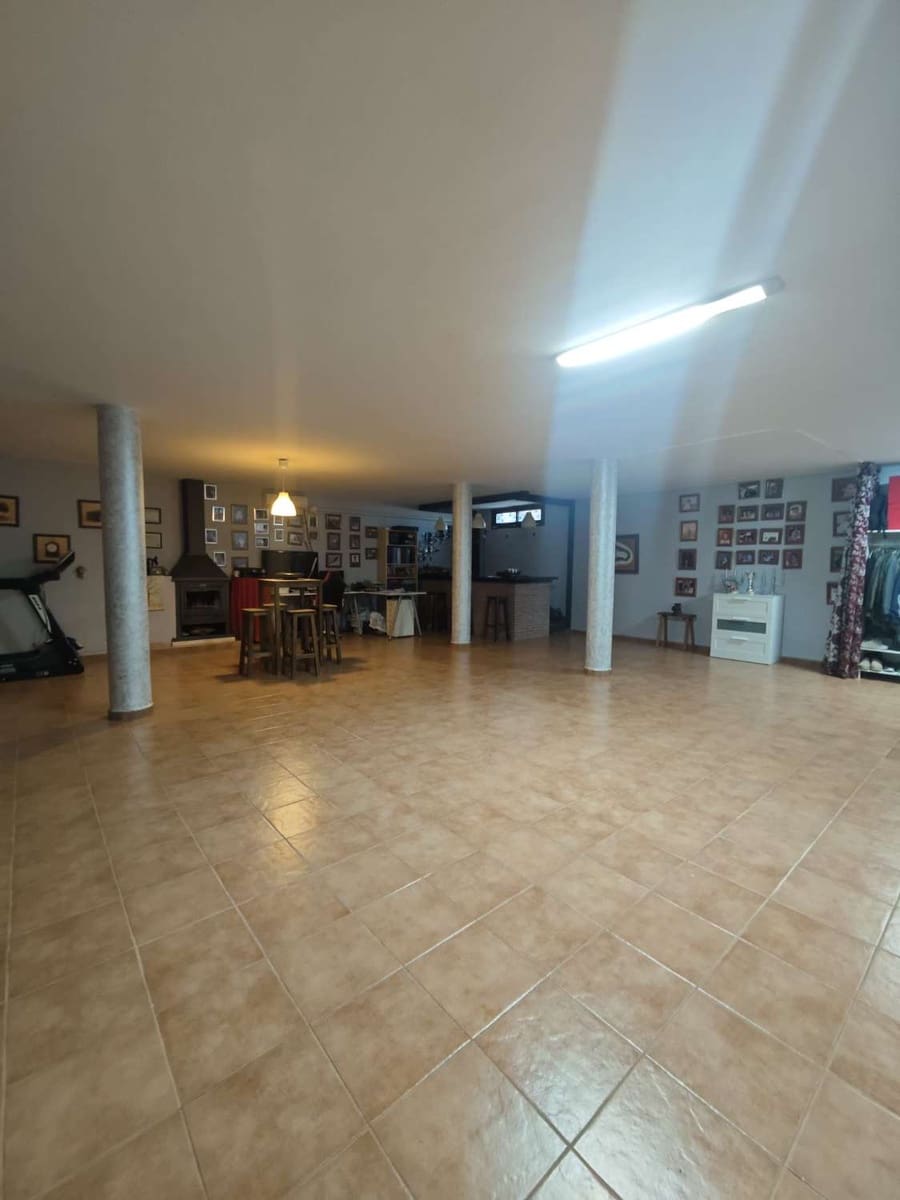 5 bedroom Villa for sale in Torrox with pool garage - € 800,000 (Ref: 8505559)