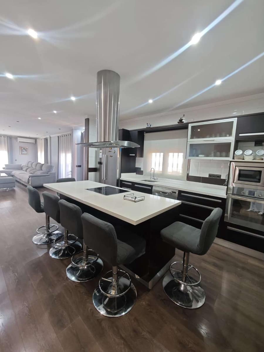 5 bedroom Villa for sale in Torrox with pool garage - € 800,000 (Ref: 8505559)