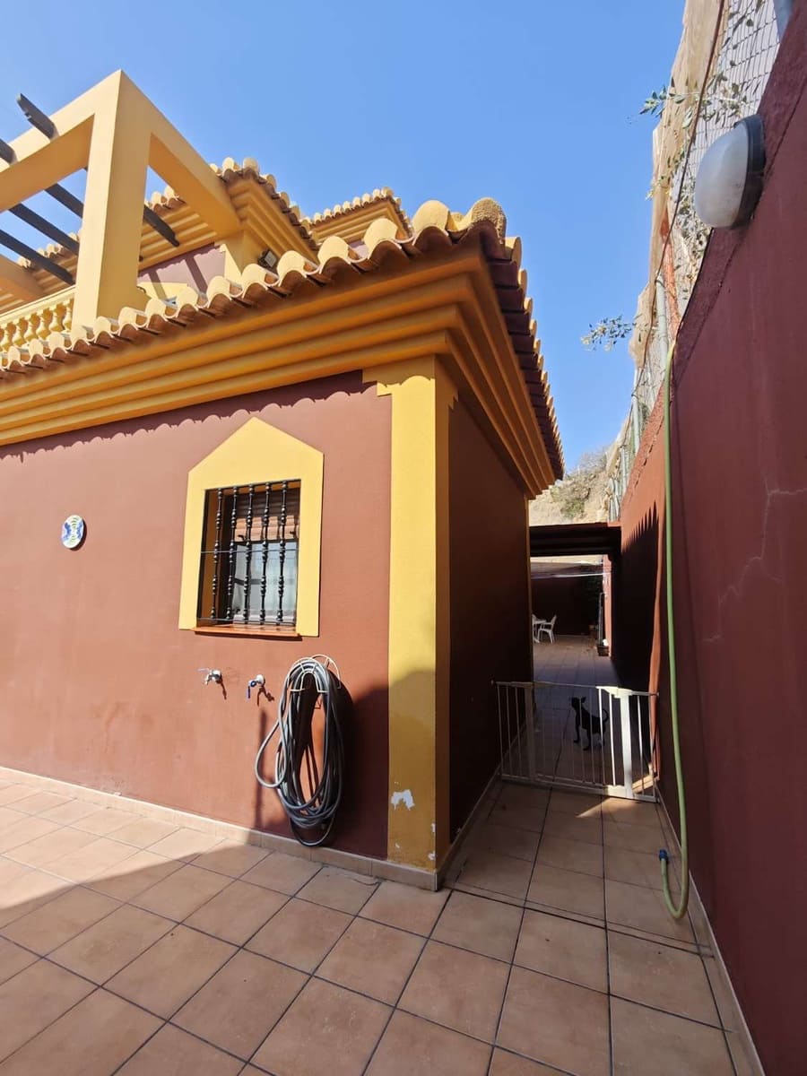 5 bedroom Villa for sale in Torrox with pool garage - € 800,000 (Ref: 8505559)