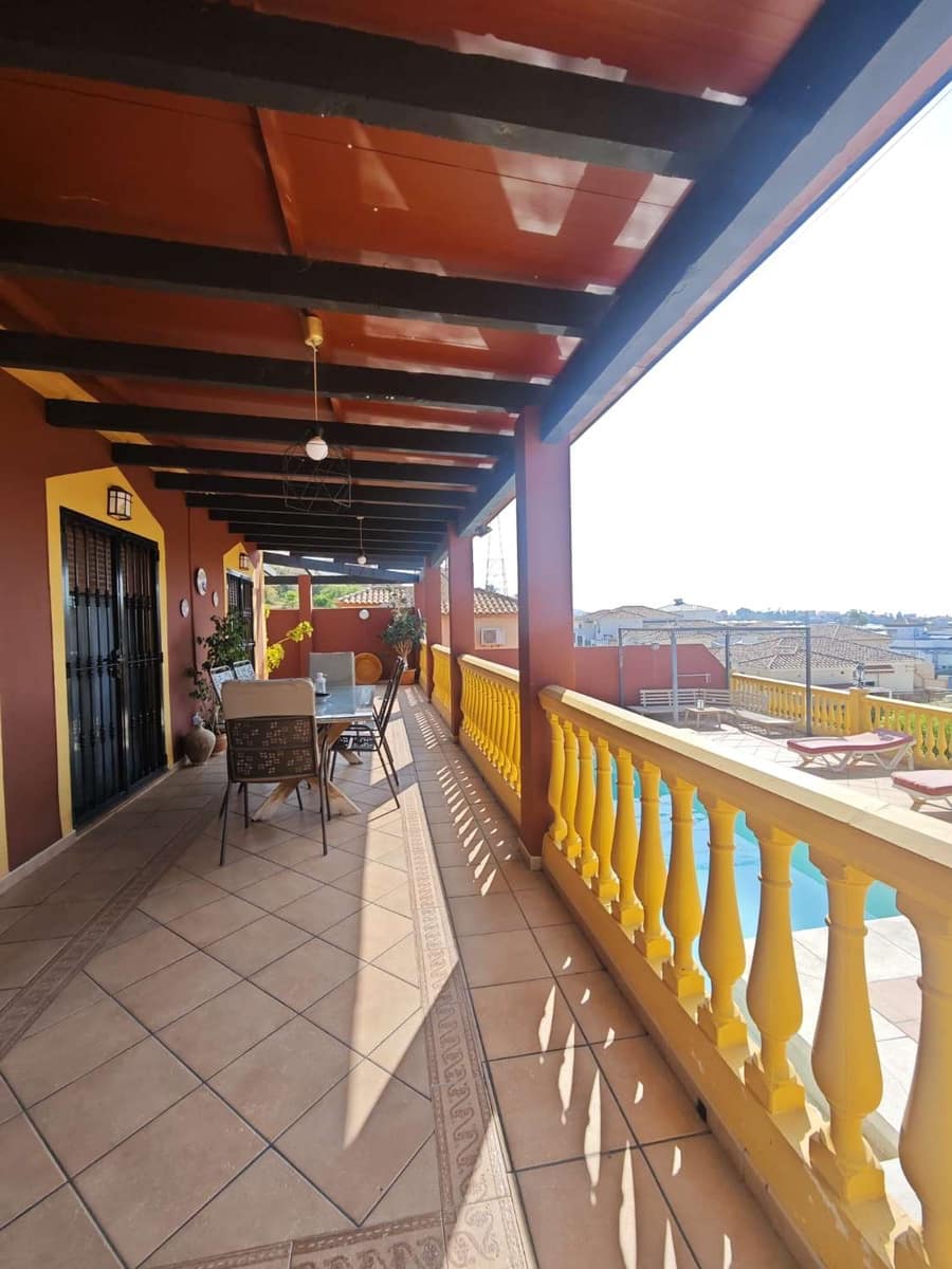 5 bedroom Villa for sale in Torrox with pool garage - € 800,000 (Ref: 8505559)