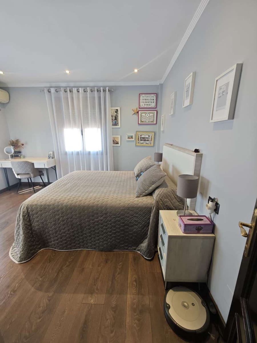 5 bedroom Villa for sale in Torrox with pool garage - € 800,000 (Ref: 8505559)