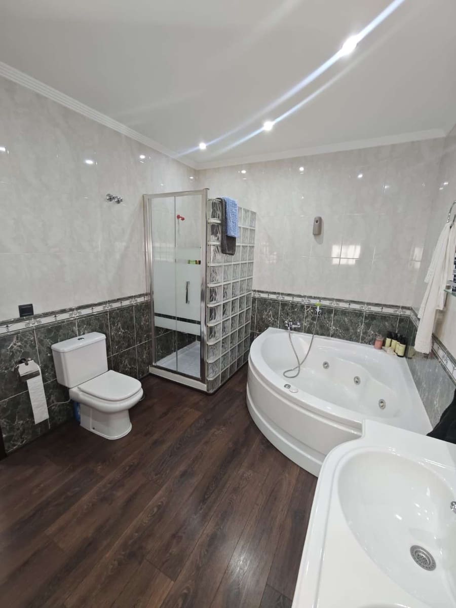 5 bedroom Villa for sale in Torrox with pool garage - € 800,000 (Ref: 8505559)