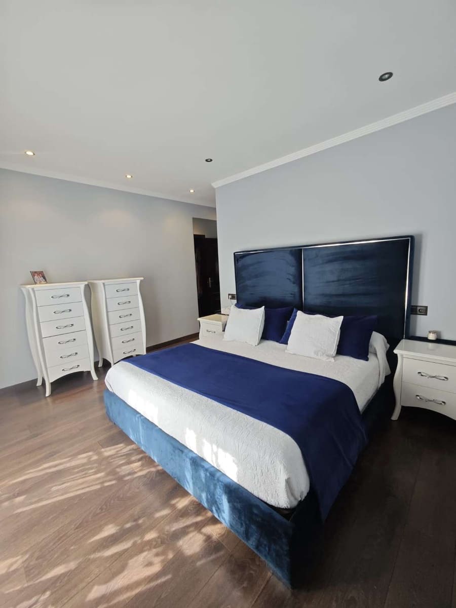 5 bedroom Villa for sale in Torrox with pool garage - € 800,000 (Ref: 8505559)