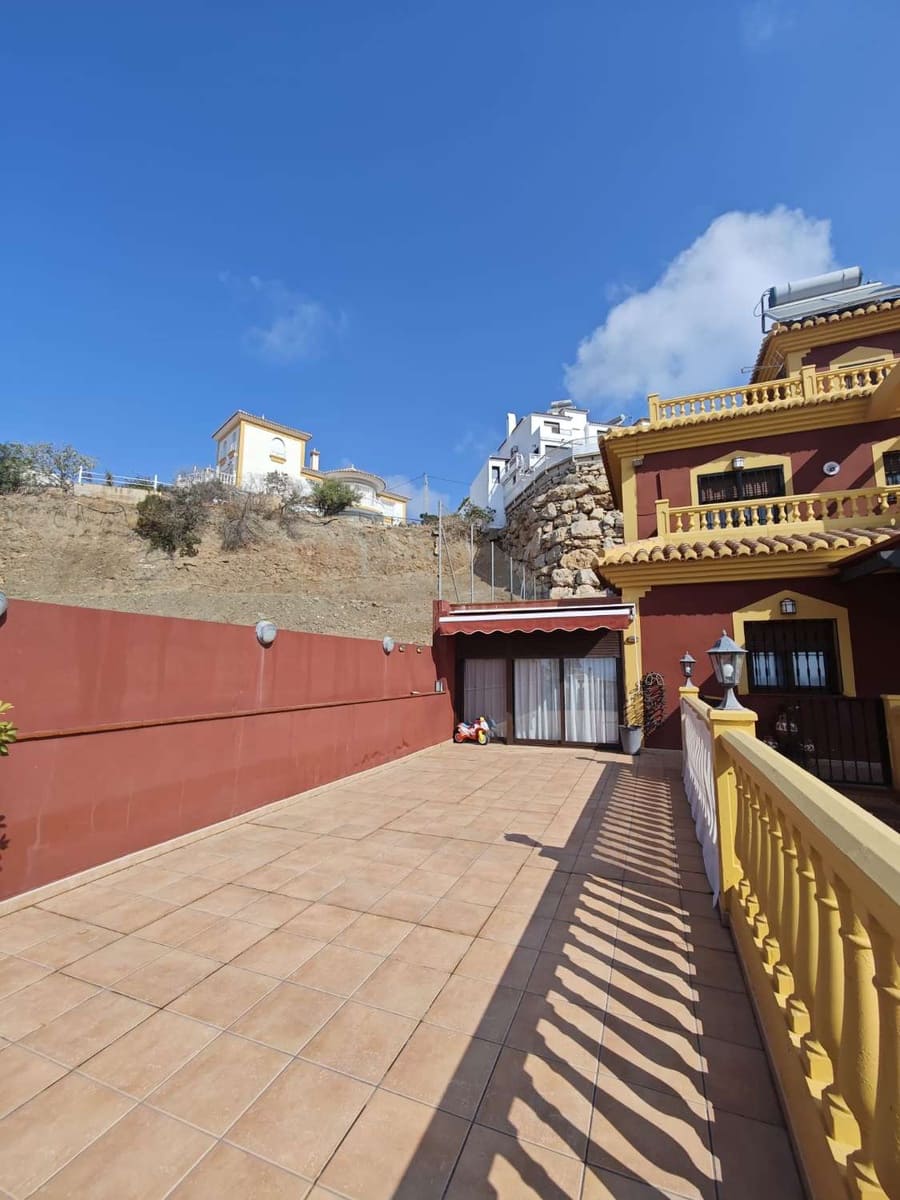 5 bedroom Villa for sale in Torrox with pool garage - € 800,000 (Ref: 8505559)