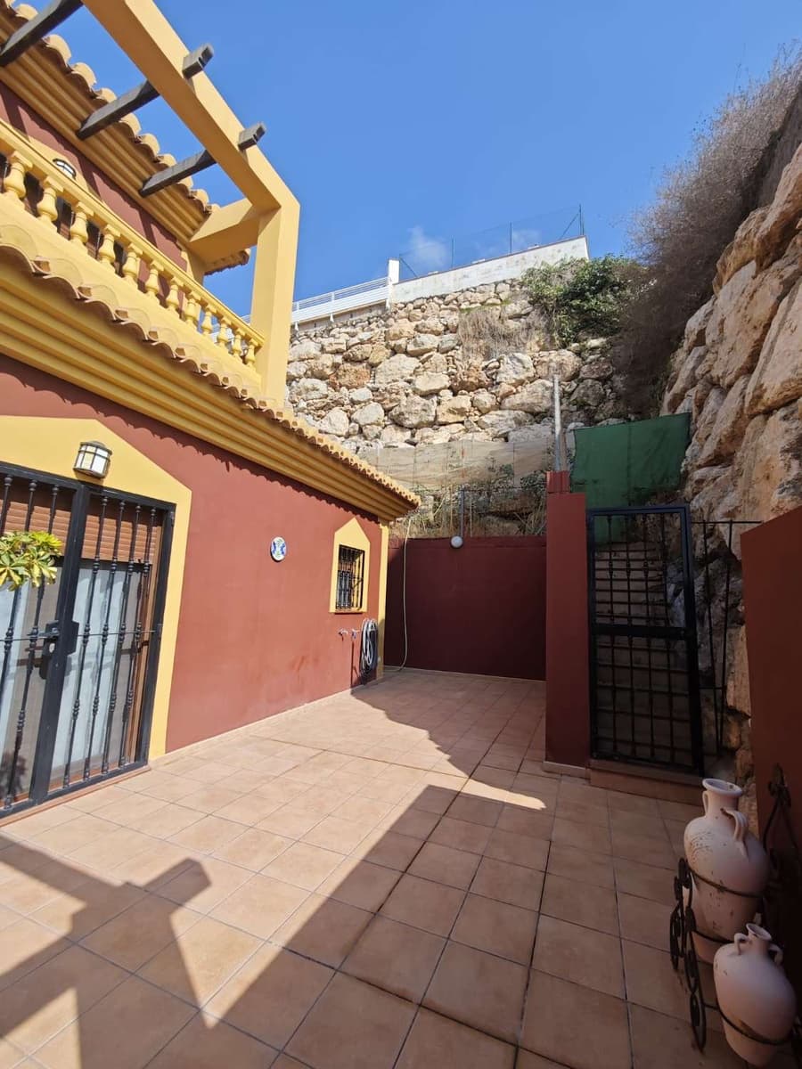 5 bedroom Villa for sale in Torrox with pool garage - € 800,000 (Ref: 8505559)