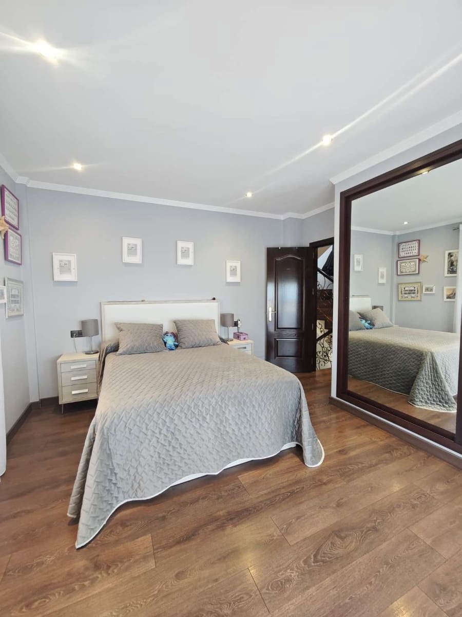 5 bedroom Villa for sale in Torrox with pool garage - € 800,000 (Ref: 8505559)