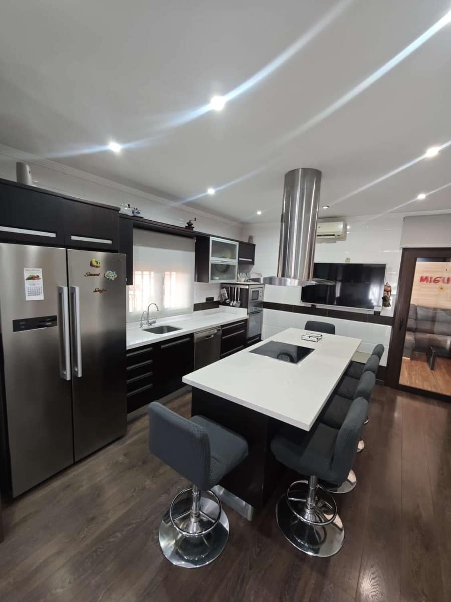 5 bedroom Villa for sale in Torrox with pool garage - € 800,000 (Ref: 8505559)