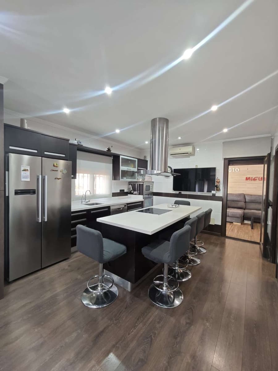 5 bedroom Villa for sale in Torrox with pool garage - € 800,000 (Ref: 8505559)