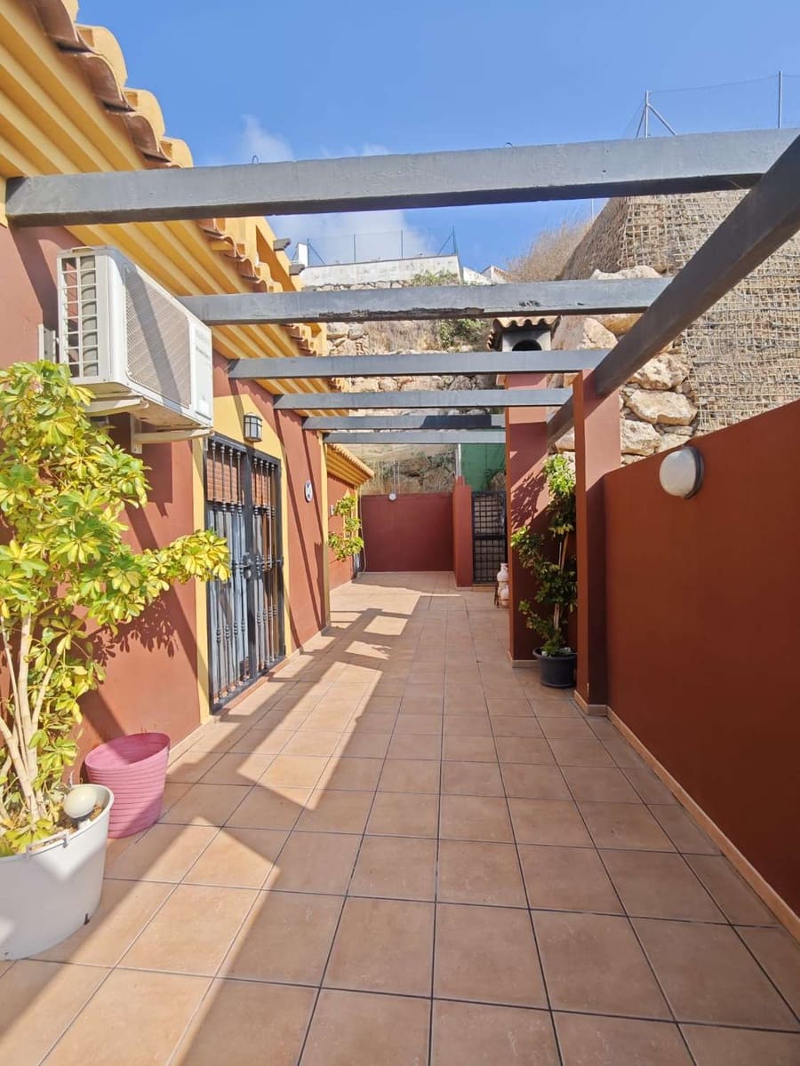 5 bedroom Villa for sale in Torrox with pool garage - € 800,000 (Ref: 8505559)