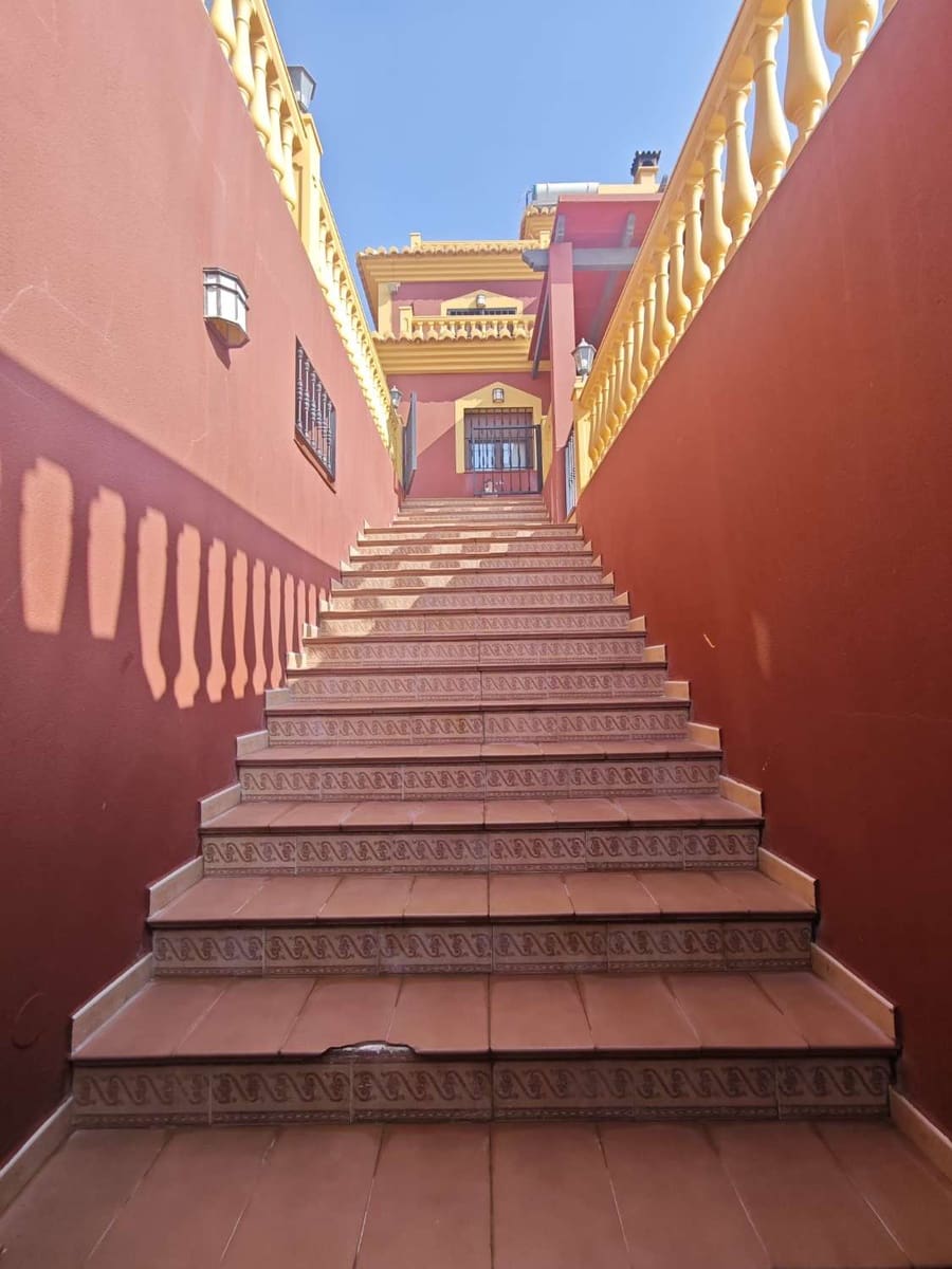 5 bedroom Villa for sale in Torrox with pool garage - € 800,000 (Ref: 8505559)
