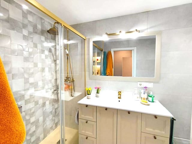 3 bedroom Flat for sale in Torre del Mar, Vélez-Málaga - € 400,000 (Ref: 8588062)