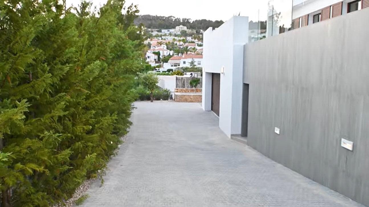 4 bedroom Villa for sale in Benissa with pool garage - € 1,370,000 (Ref: 8910970)