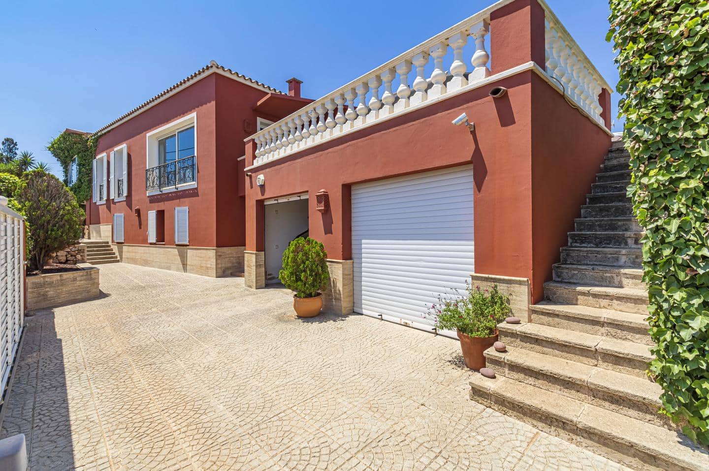 4 bedroom Villa for sale in Punta Prima with pool garage - € 3,000,000 (Ref: 9515978)