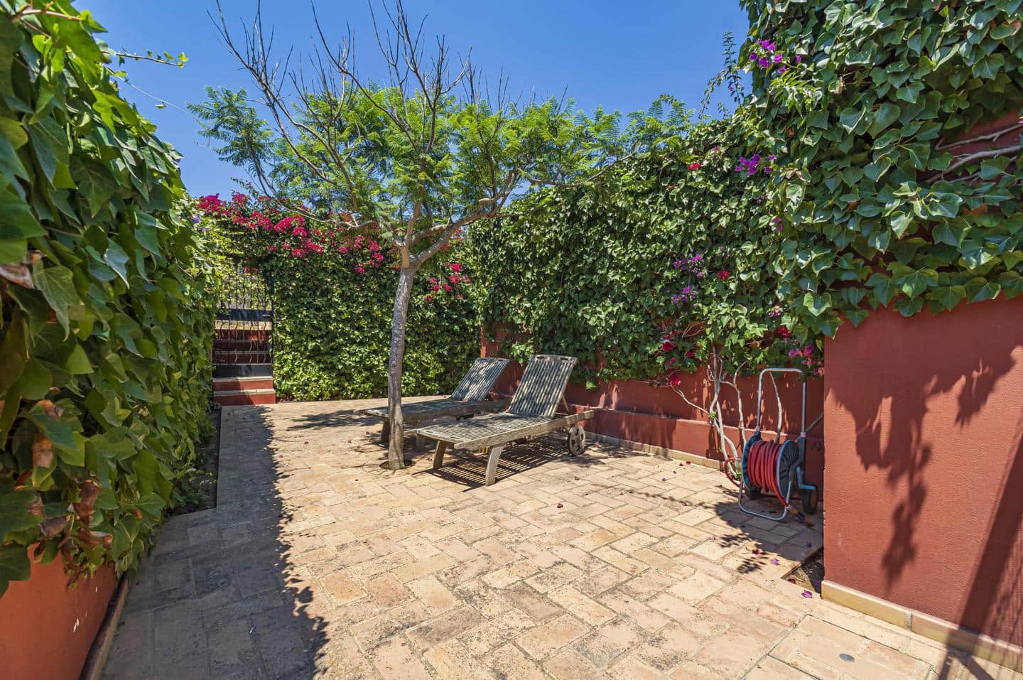 4 bedroom Villa for sale in Punta Prima with pool garage - € 3,000,000 (Ref: 9515978)