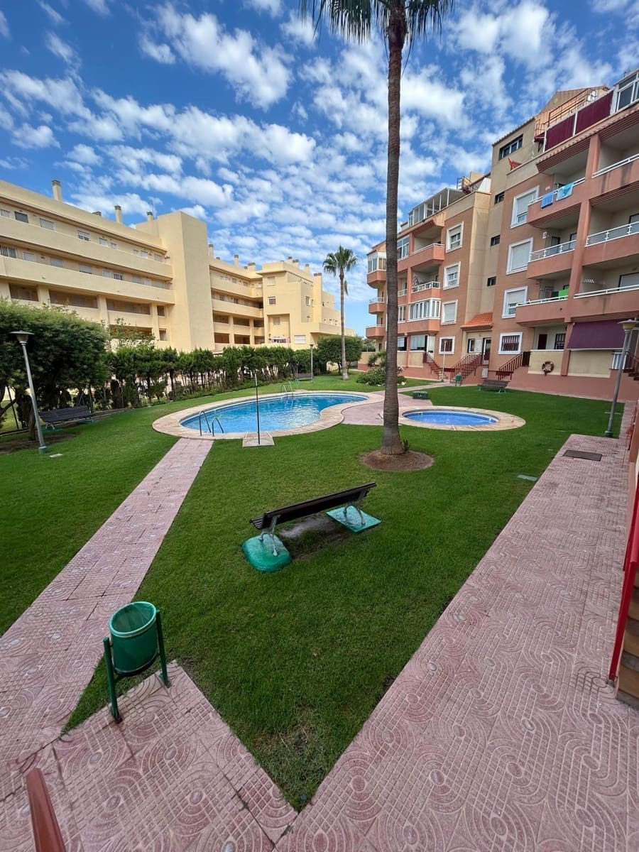 2 bedroom Flat for rent in Roquetas de Mar with pool - € 2,200 (Ref: 9975733)