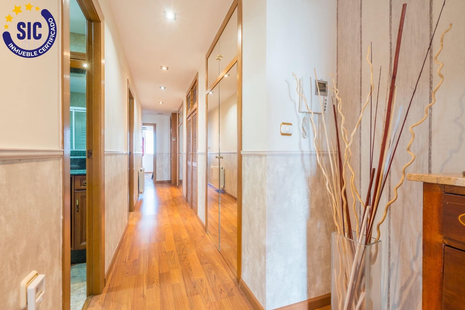 5 bedroom Flat for sale in Valencia city - € 440,000 (Ref: 10022603)