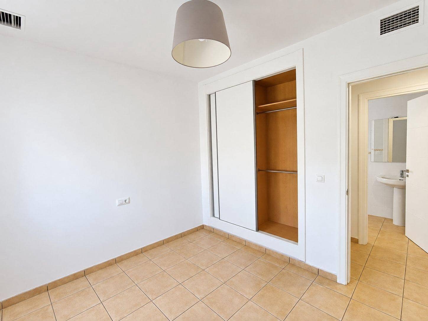 3 makuuhuone Paritalo myytävänä paikassa La Pobla de Vallbona mukana uima-altaan - 360 000 € (Ref: 10086350)