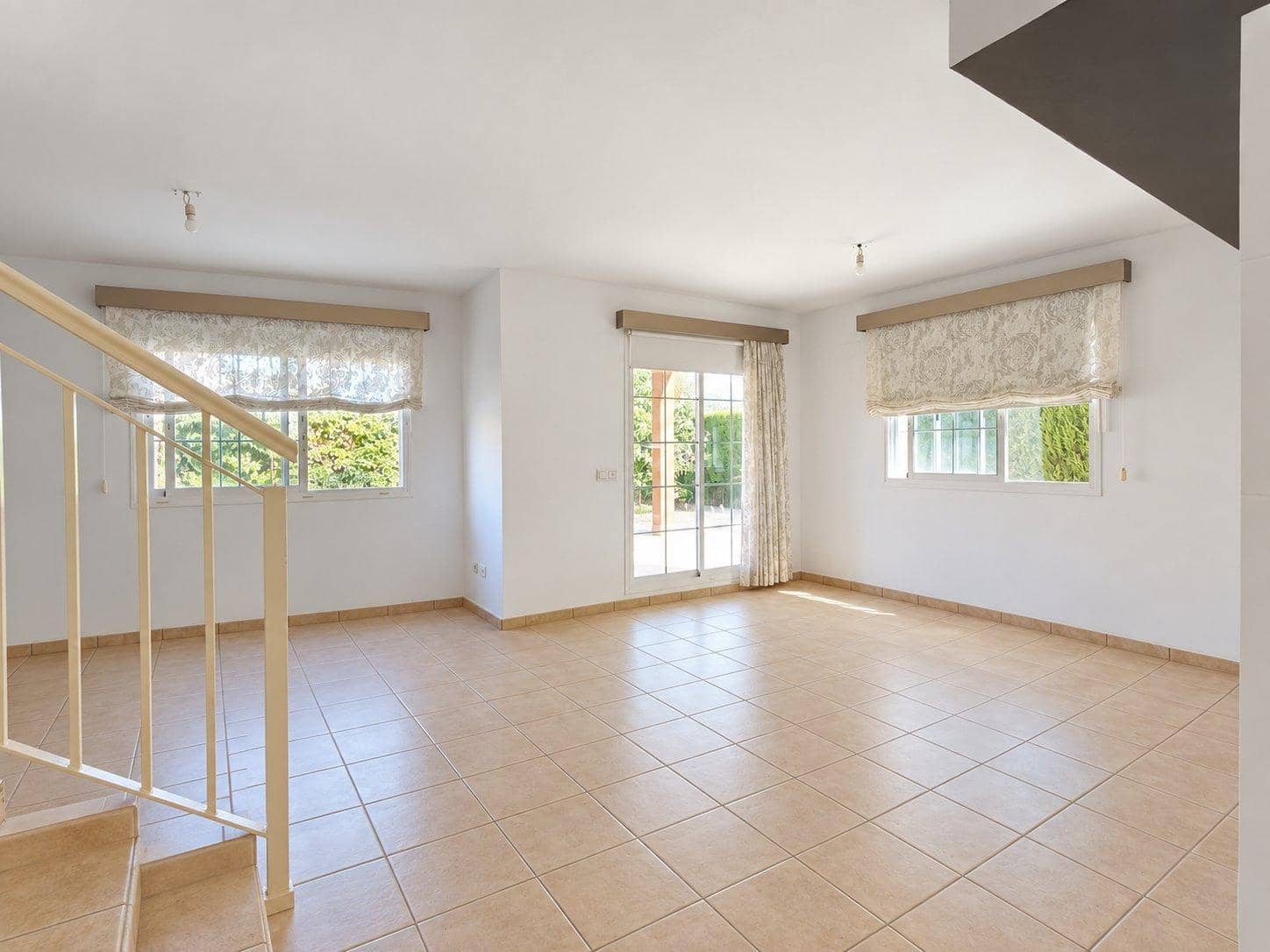 3 makuuhuone Paritalo myytävänä paikassa La Pobla de Vallbona mukana uima-altaan - 360 000 € (Ref: 10086350)