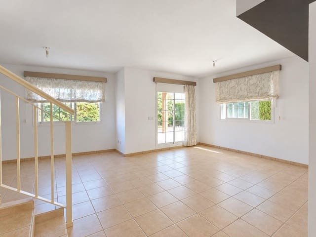3 makuuhuone Paritalo myytävänä paikassa La Pobla de Vallbona mukana uima-altaan - 360 000 € (Ref: 10086350)