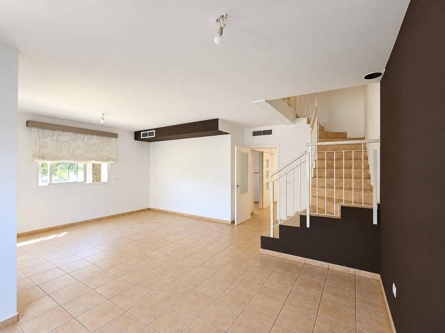 3 makuuhuone Paritalo myytävänä paikassa La Pobla de Vallbona mukana uima-altaan - 360 000 € (Ref: 10086350)