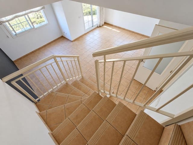 3 makuuhuone Paritalo myytävänä paikassa La Pobla de Vallbona mukana uima-altaan - 360 000 € (Ref: 10086350)