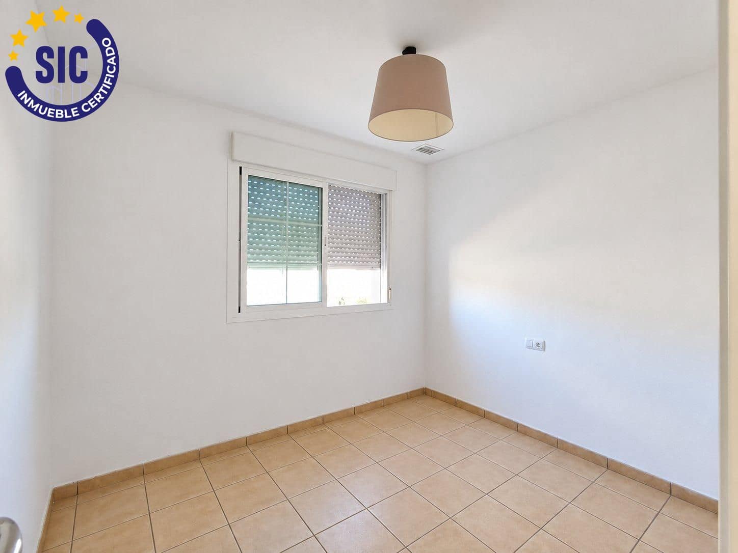3 bedroom Semi-detached Villa for sale in La Pobla de Vallbona with pool - € 360,000 (Ref: 10086350)